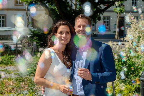 Hochzeitspaar in Essen Kettwig mit Seifenblasen